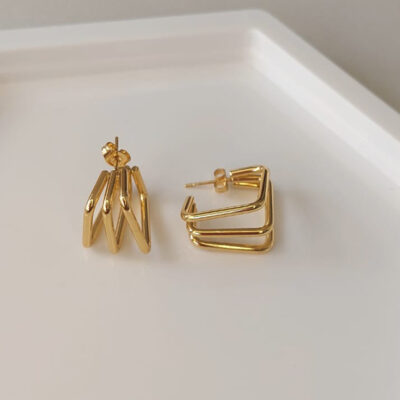 Brinco aço dourado quadrado triplo