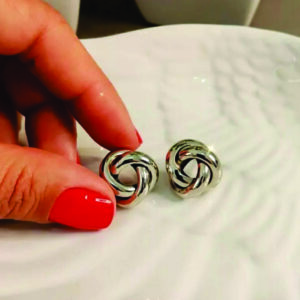 Brinco aço prateado nozinho