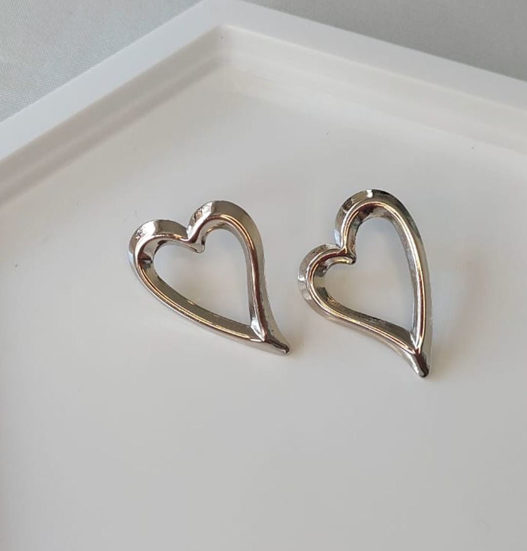 Brinco Argola Fixa Coração Vazado Aço Inoxidável