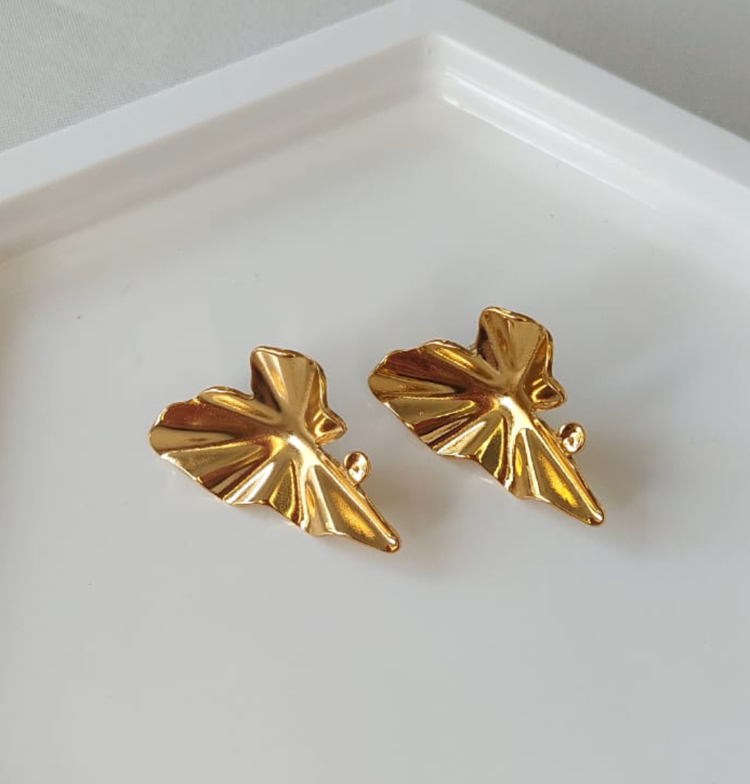 Brinco Folha Orgânica Aço Dourado