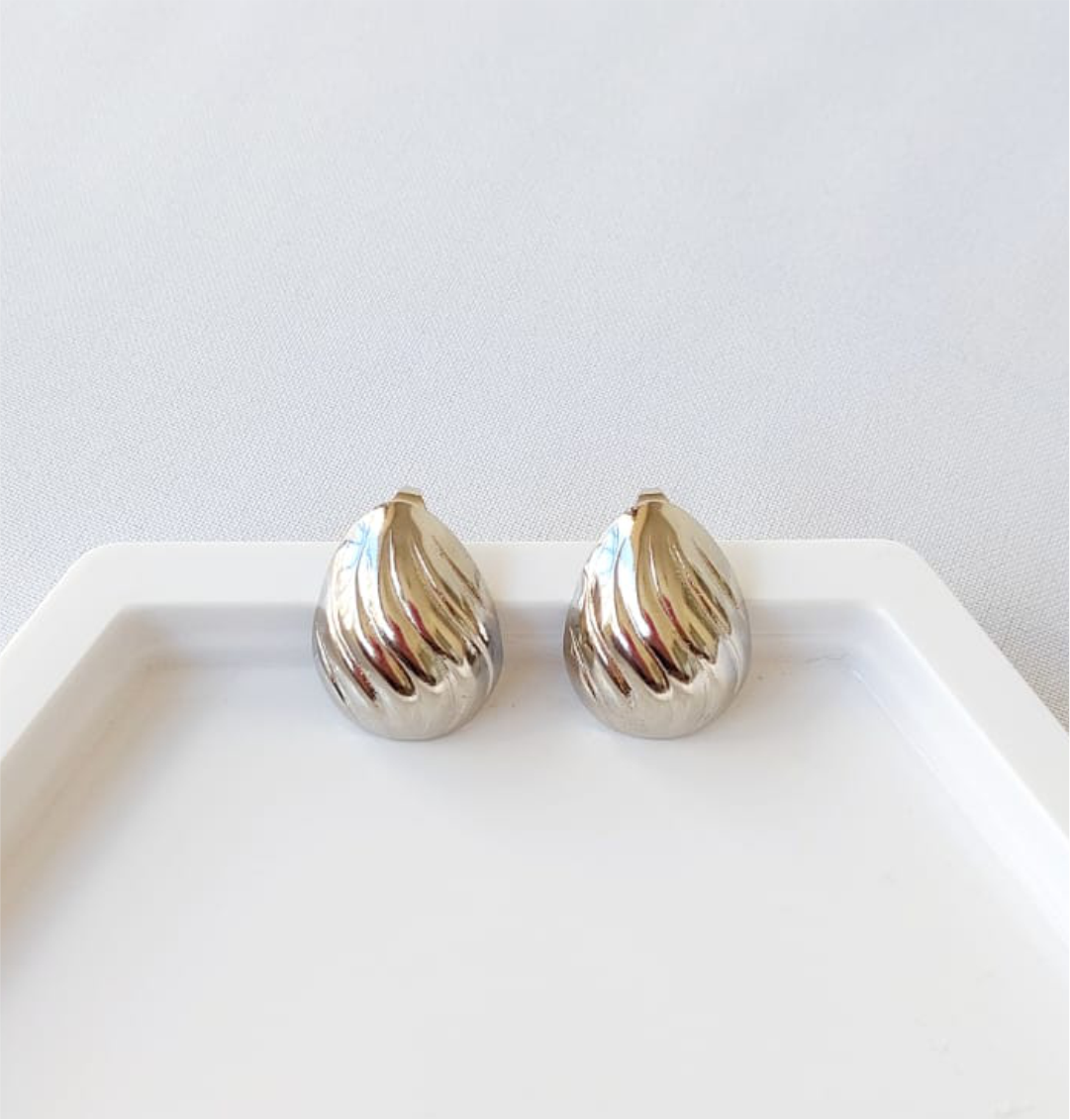 Brinco Gota Trabalhada Ondas - Aço Inoxidável